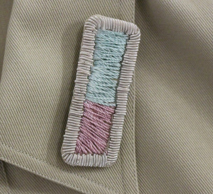 Mouwloos beige katoenen tanktopje met broches