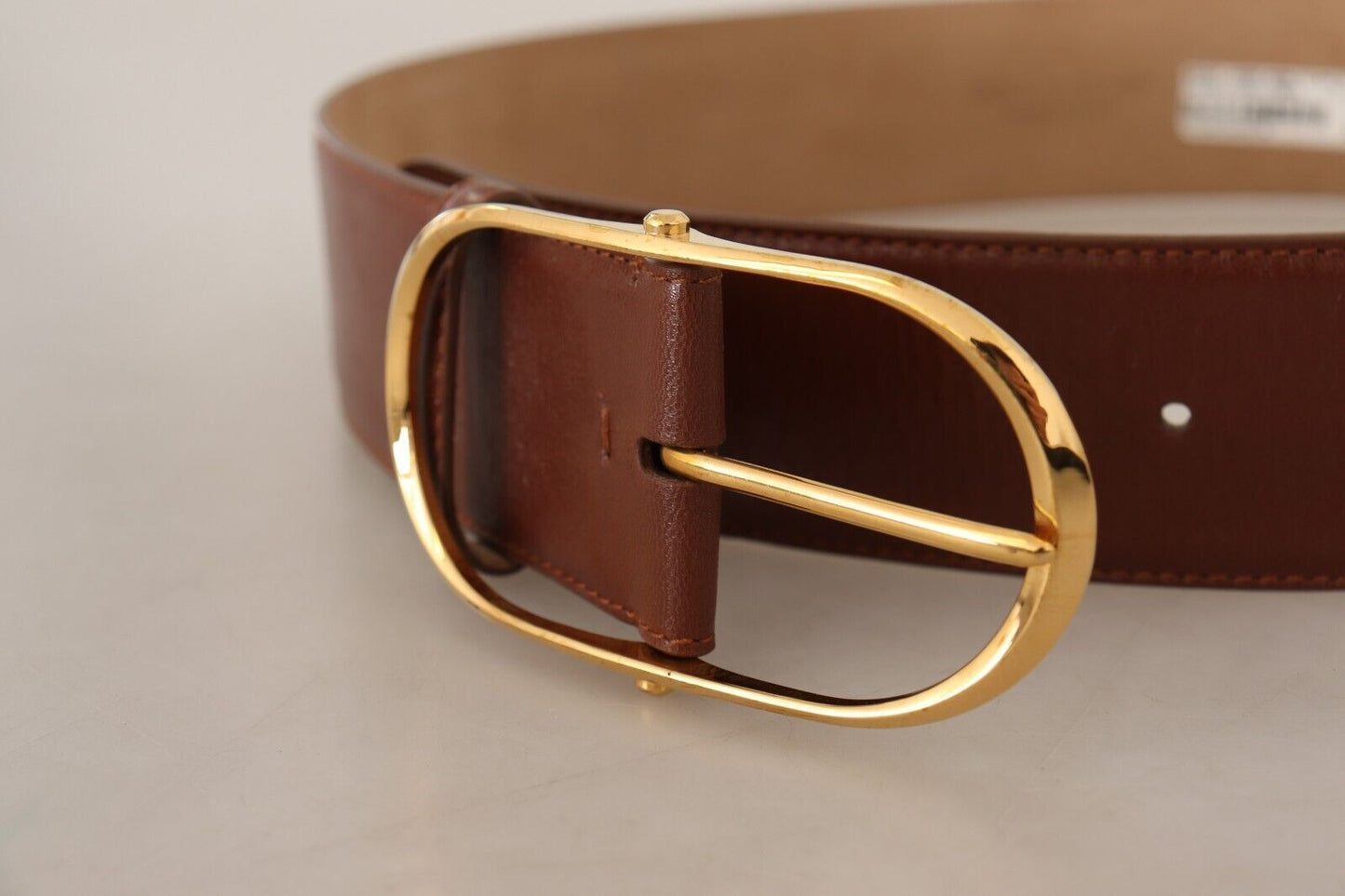 Elegante bruine leren riem met gouden gesp