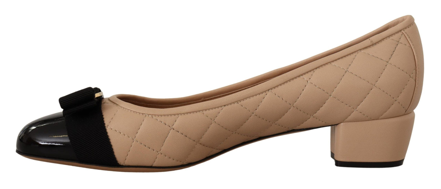 Elegante gewatteerde leren pumps in beige en zwart