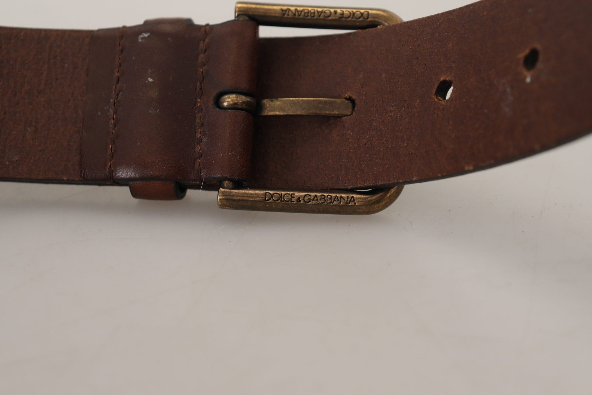 Elegante bruine leren riem met metalen gesp