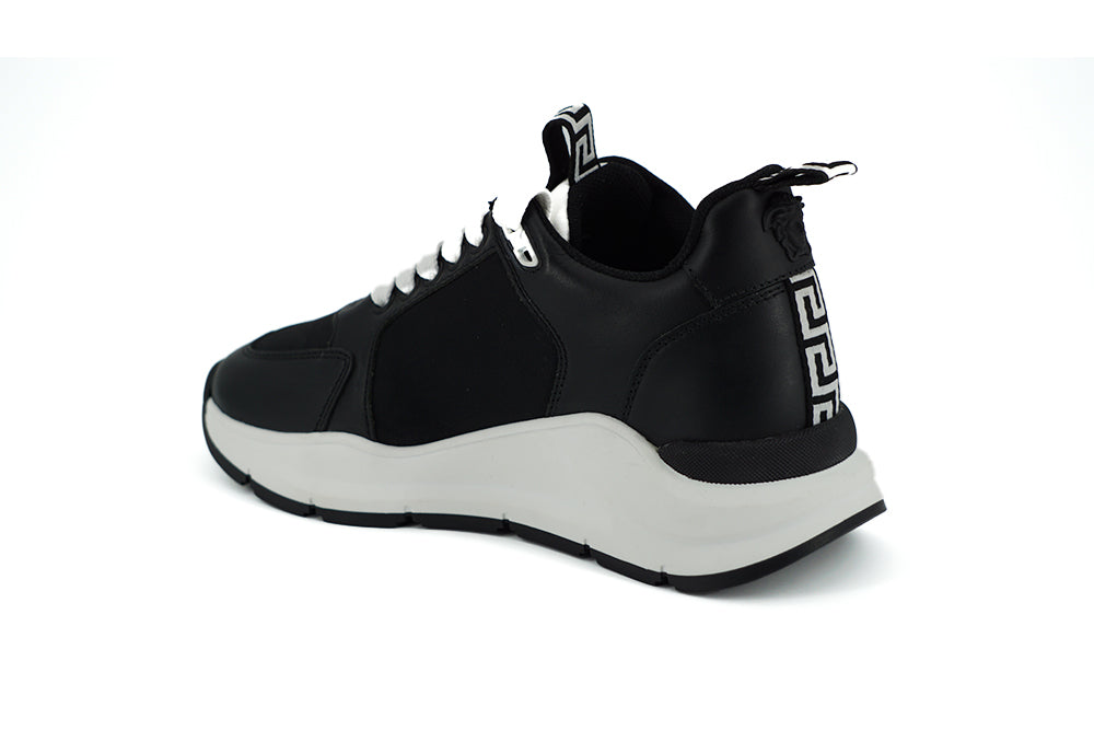 Elegante monochrome leren sneakers