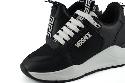 Elegante monochrome leren sneakers