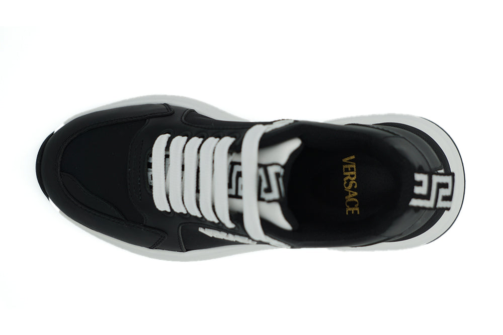 Elegante monochrome leren sneakers