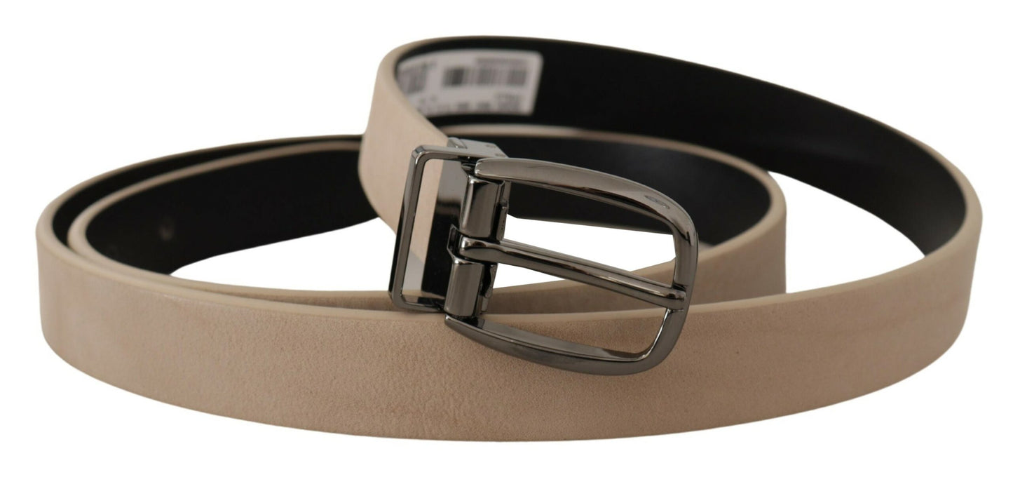 Elegante beige leren riem met zilverkleurige gesp