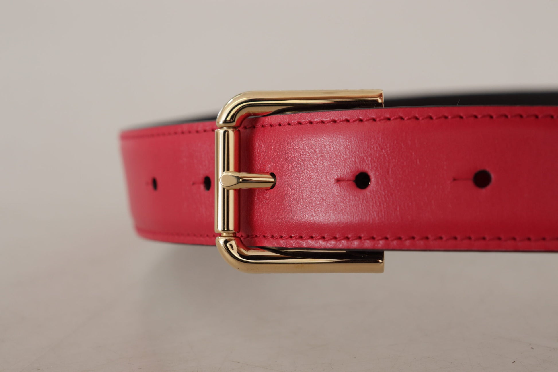 Elegante rode leren riem met goudkleurige gesp