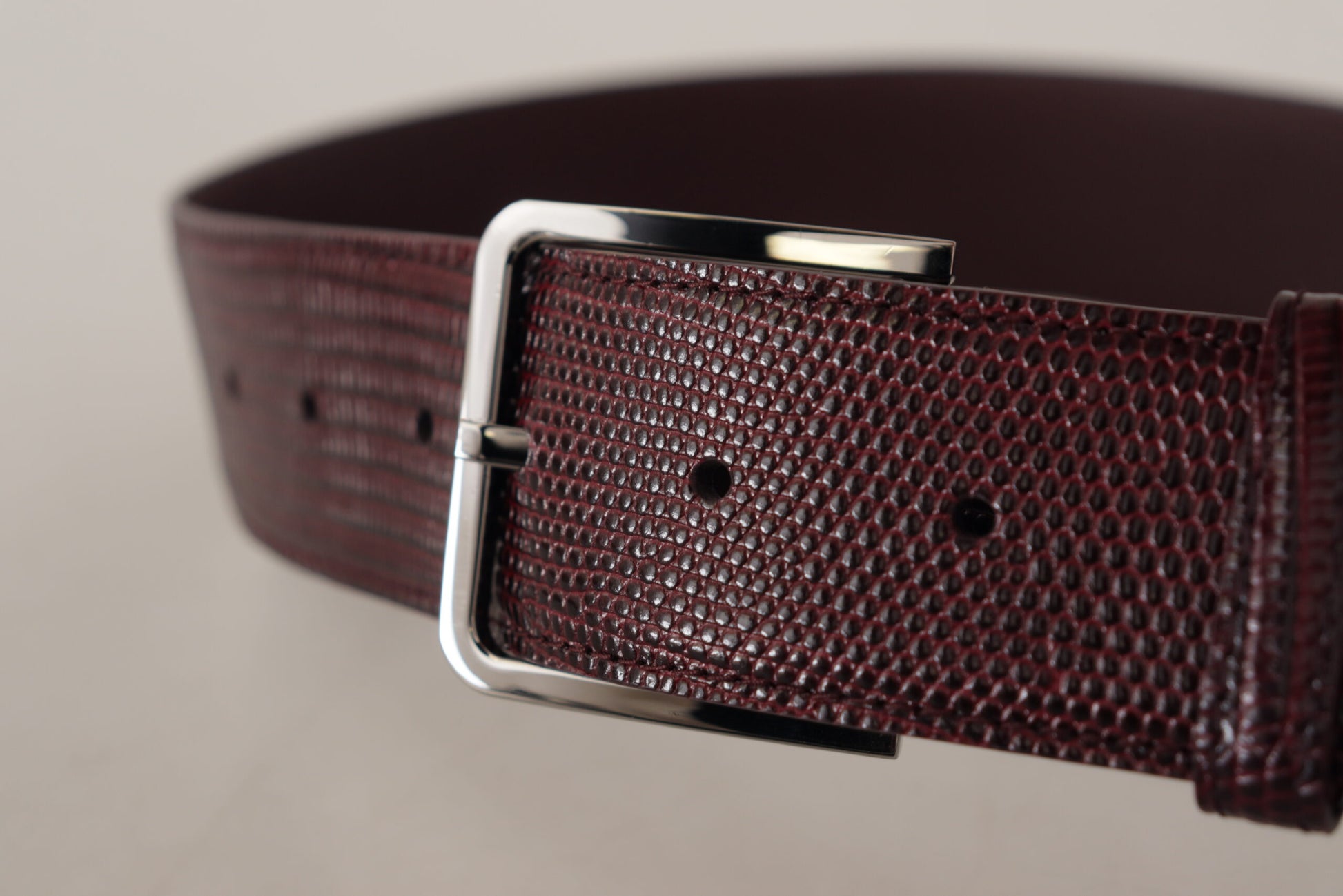 Elegante kastanjebruine leren riem met gegraveerde gesp