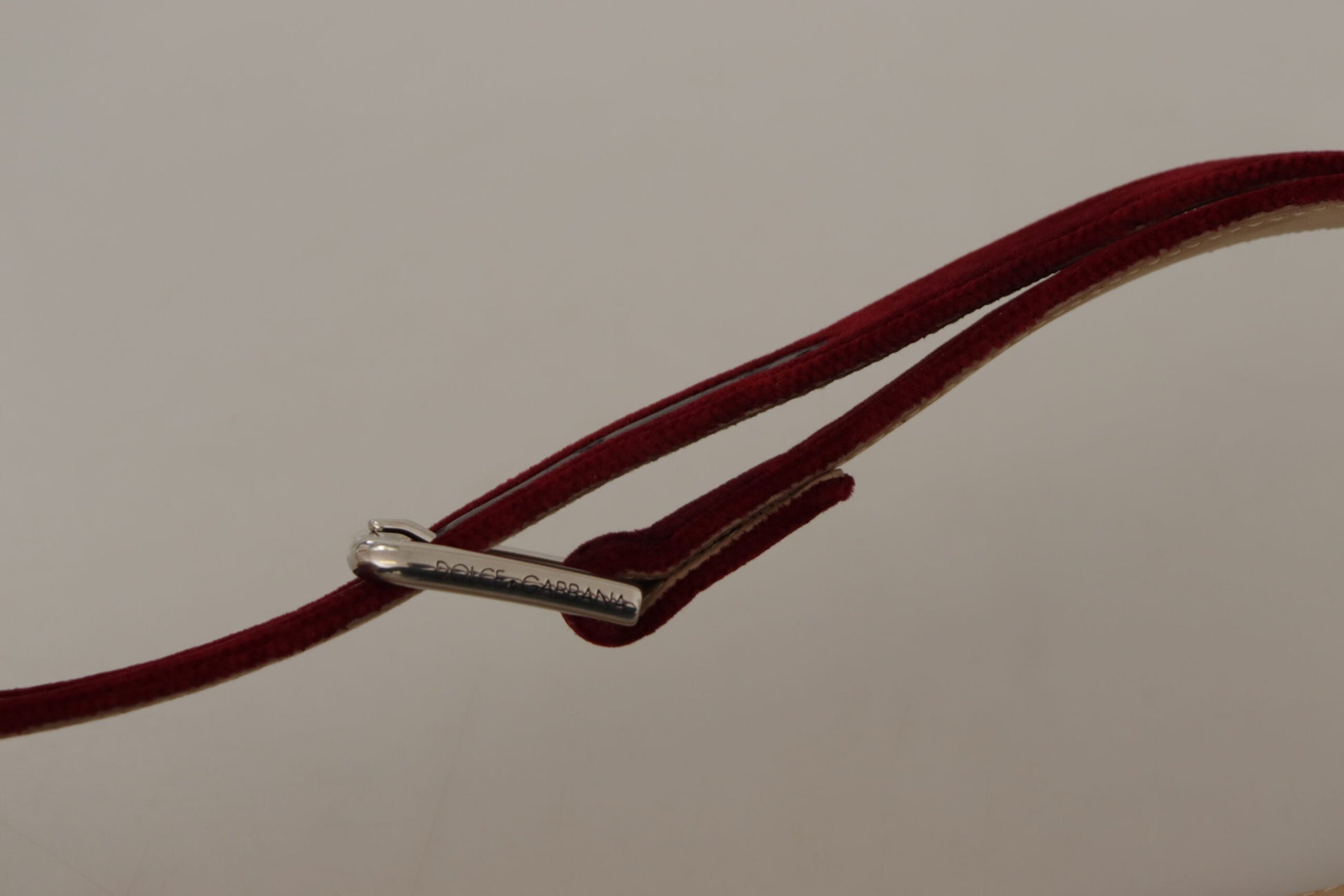 Elegante fluwelen riem met gegraveerd logo