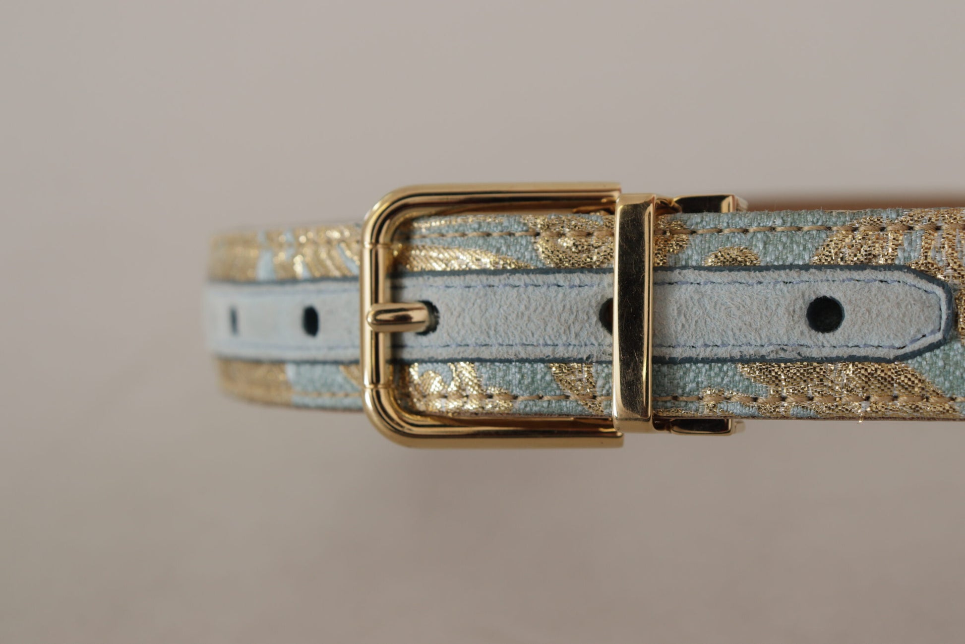 Elegante lichtblauwe leren riem met gouden gesp