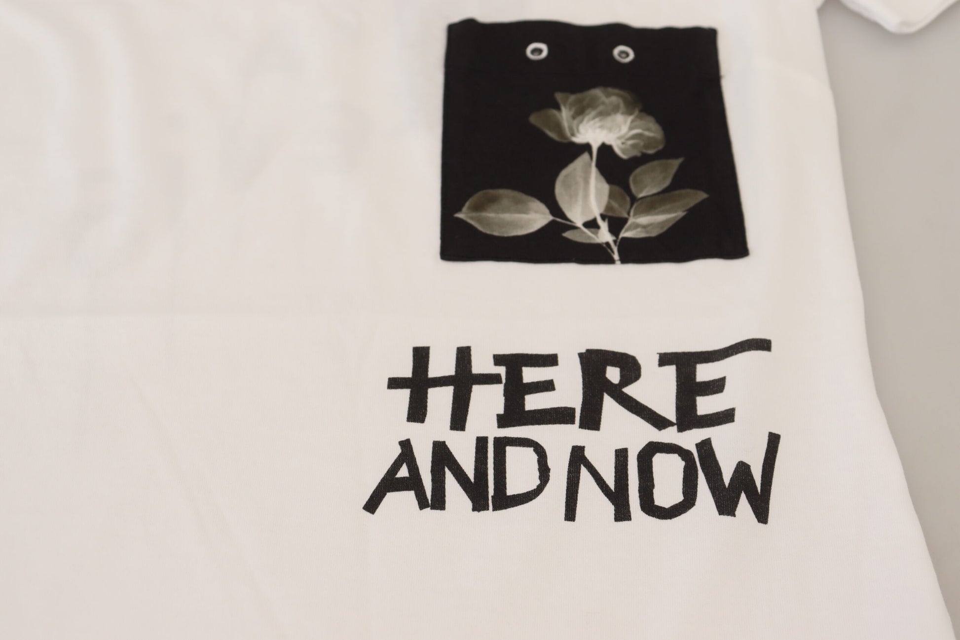 Chique monochroom 'Here and Now' katoenen T-shirt