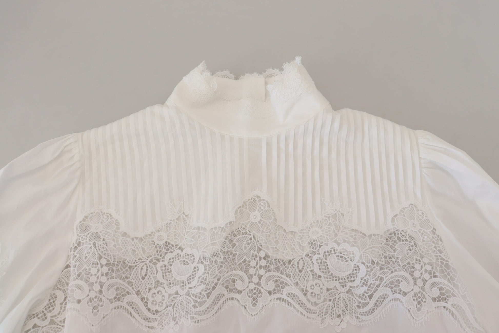 Elegante witte katoenen blouse met kanten rand