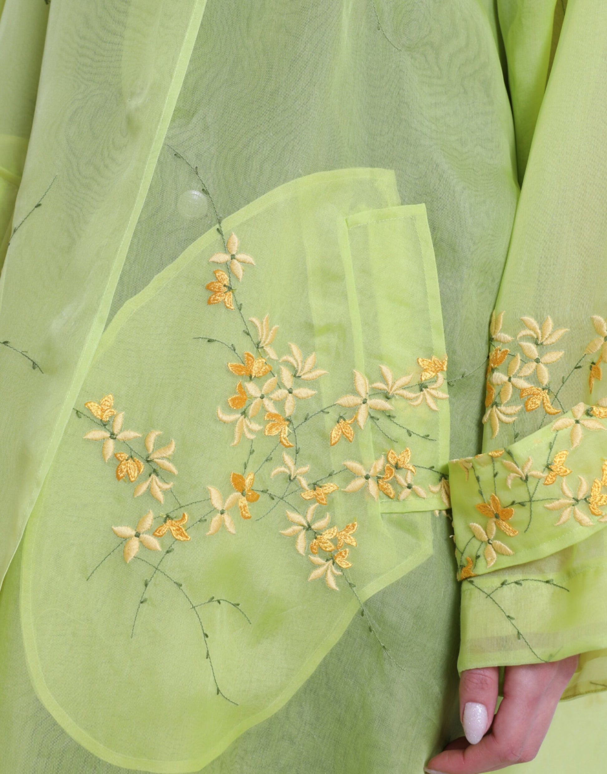 Elegante zijden jas met bloemenborduursel