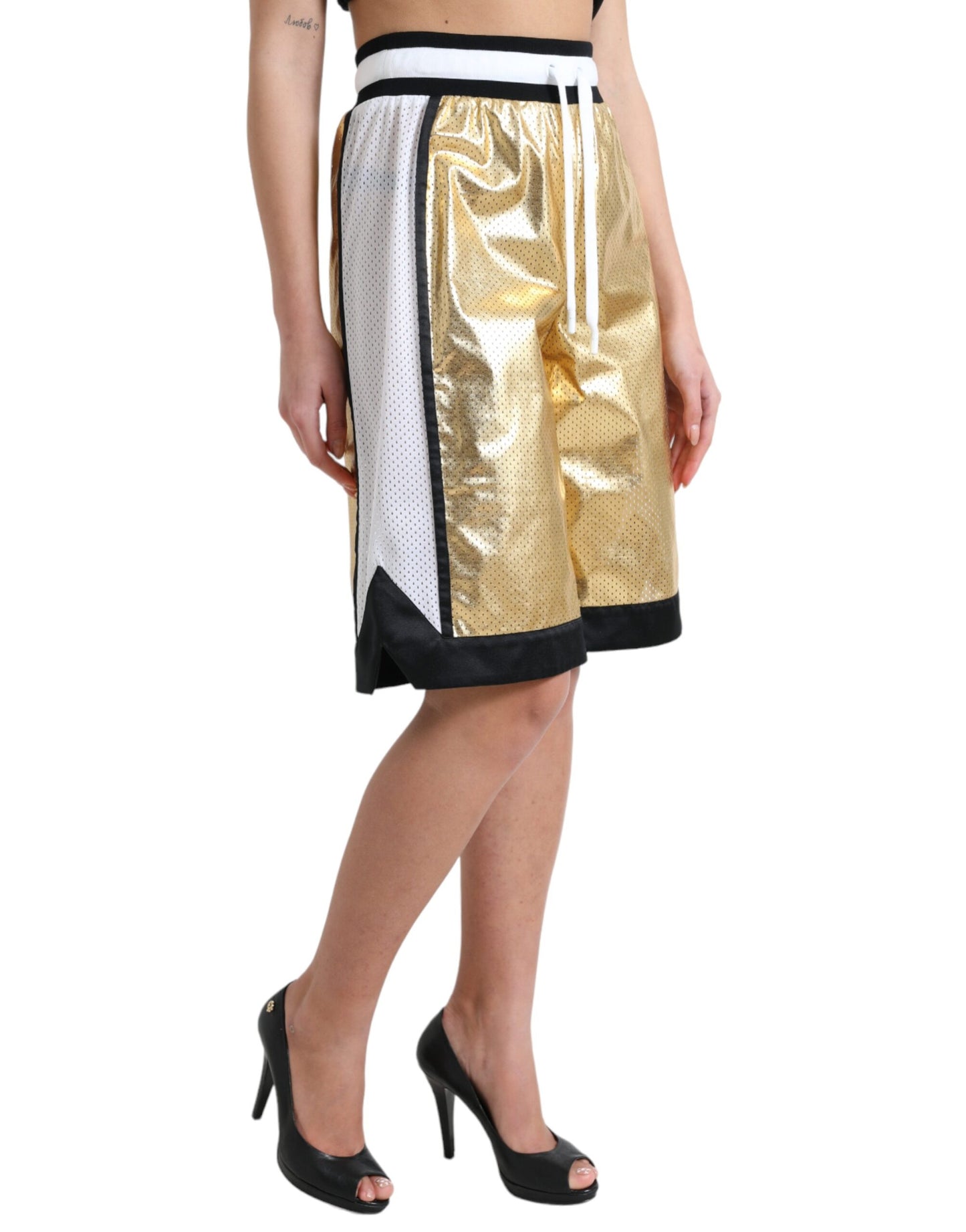 Verheven elegantie: gouden shorts met hoge taille