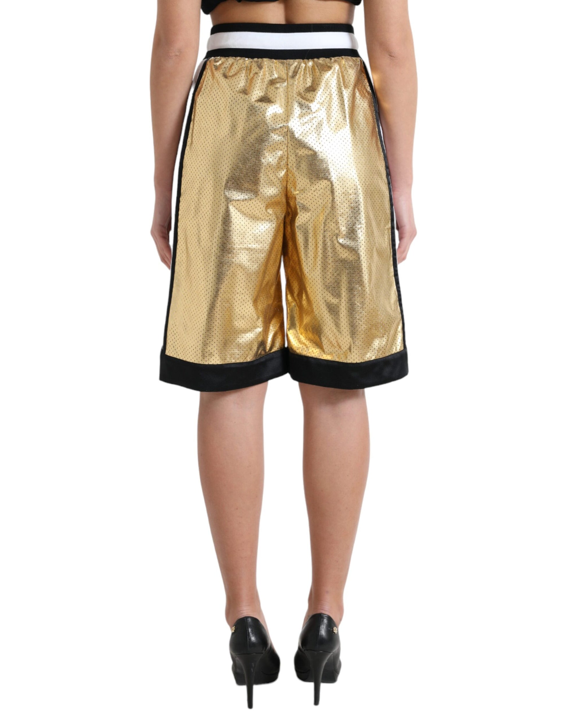 Verheven elegantie: gouden shorts met hoge taille