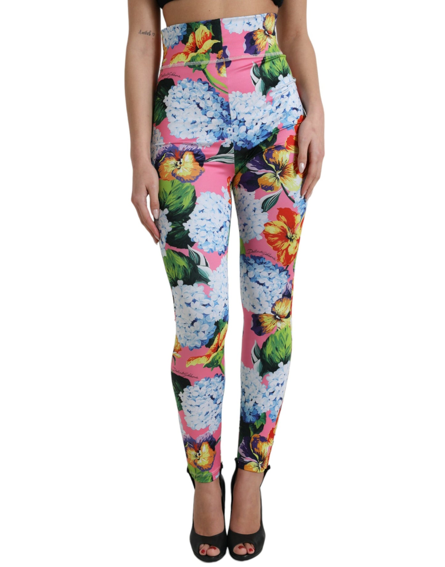 Prachtige bloemenlegging met hoge taille