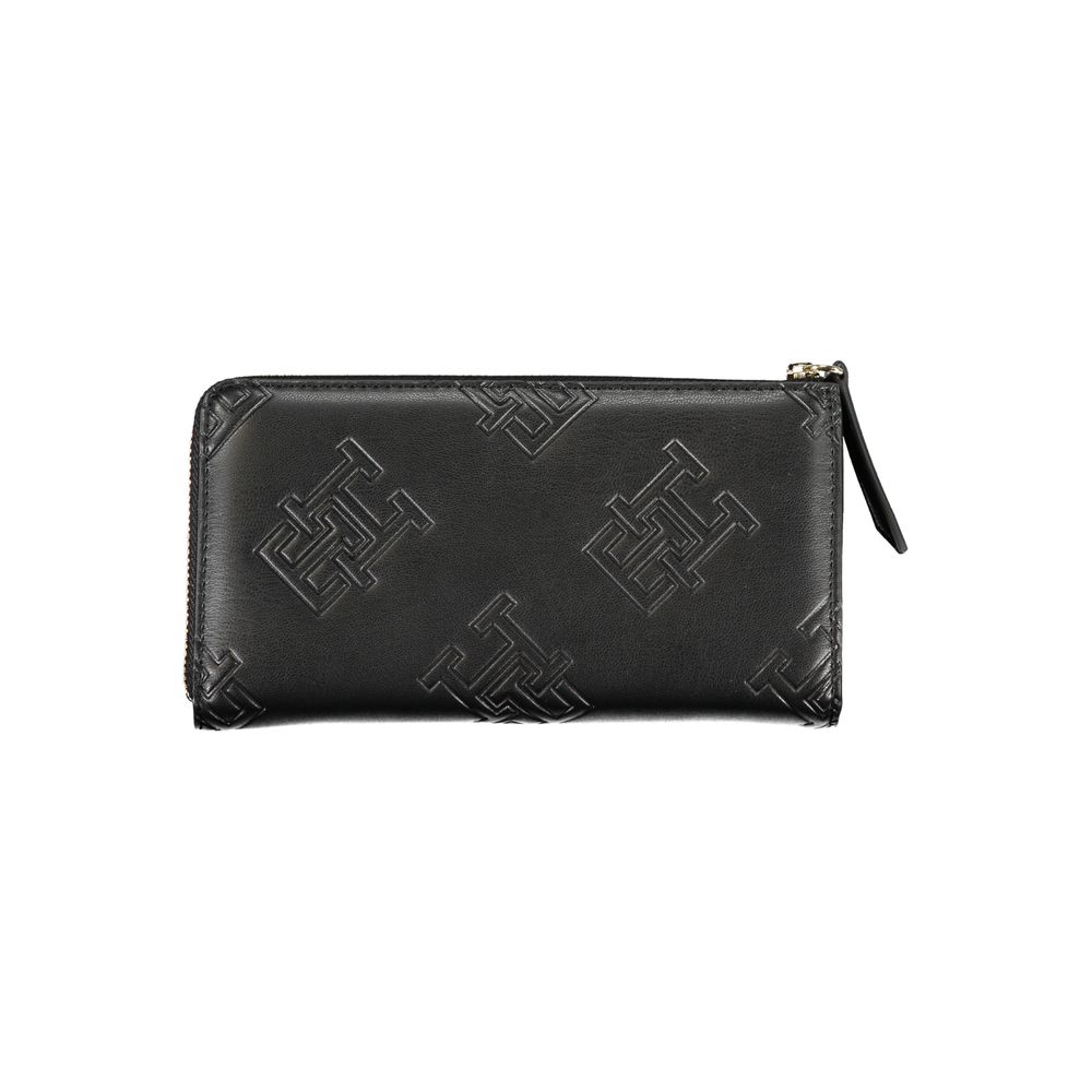 Elegant Zip Wallet with Contrasting Accents