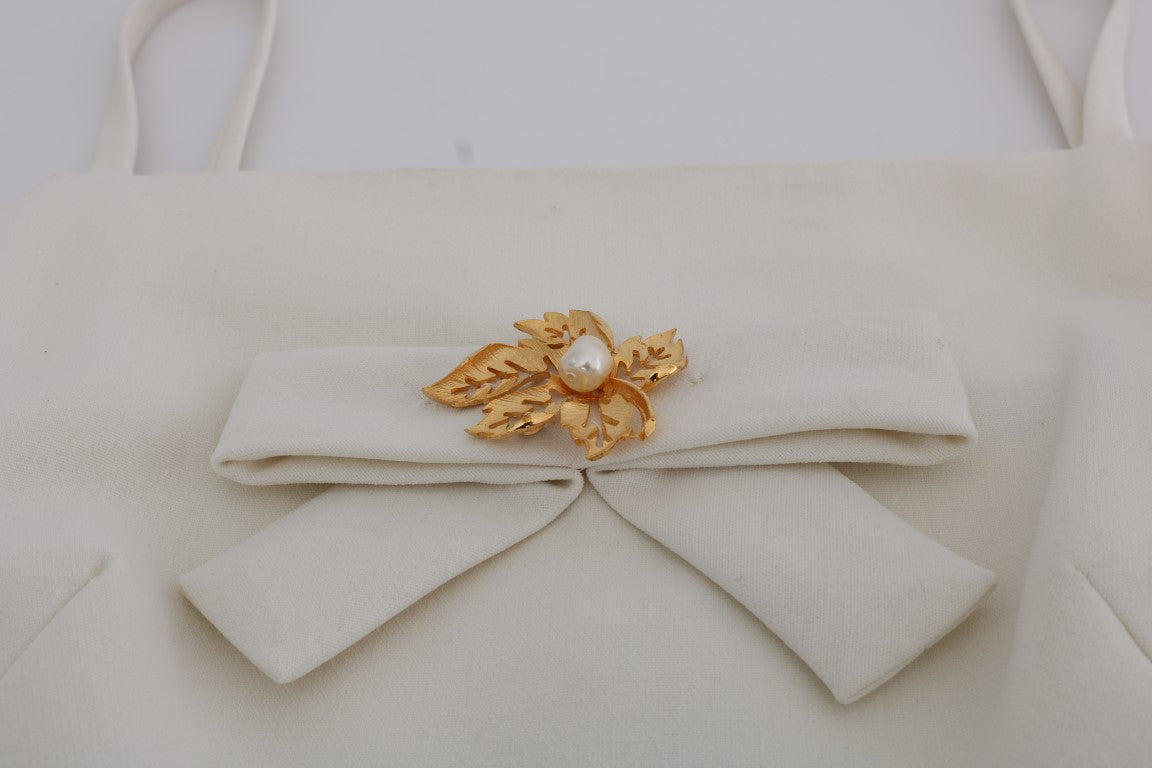 Elegante witte wollen shiftjurk met gouden broche