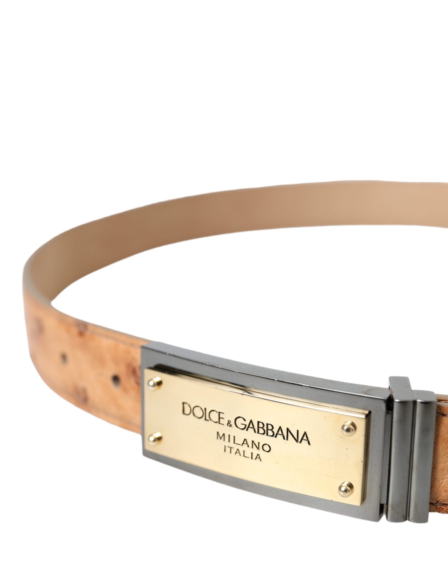 Beige leren riem met gouden logo en gegraveerde gesp